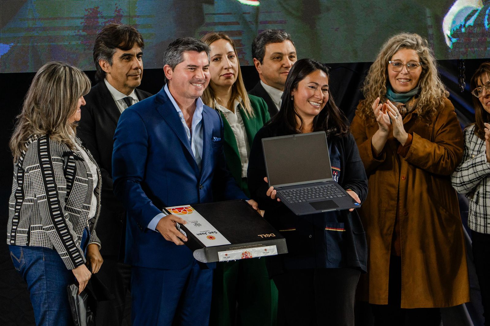 Orrego entregó notebooks a docentes del programa “maestro de américa, cultivando el futuro”