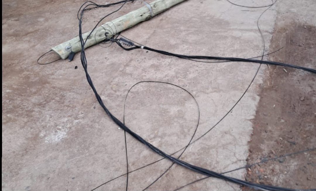 Un camión volcó postes de luz en La Majadita y dejó sin luz e internet a la zona