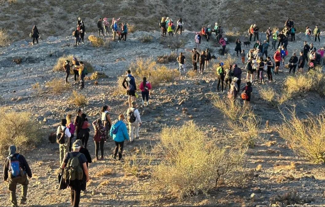 Más de cien visitantes disfrutaron del trekking nocturno de luna llena en el Cerro Pie de Palo