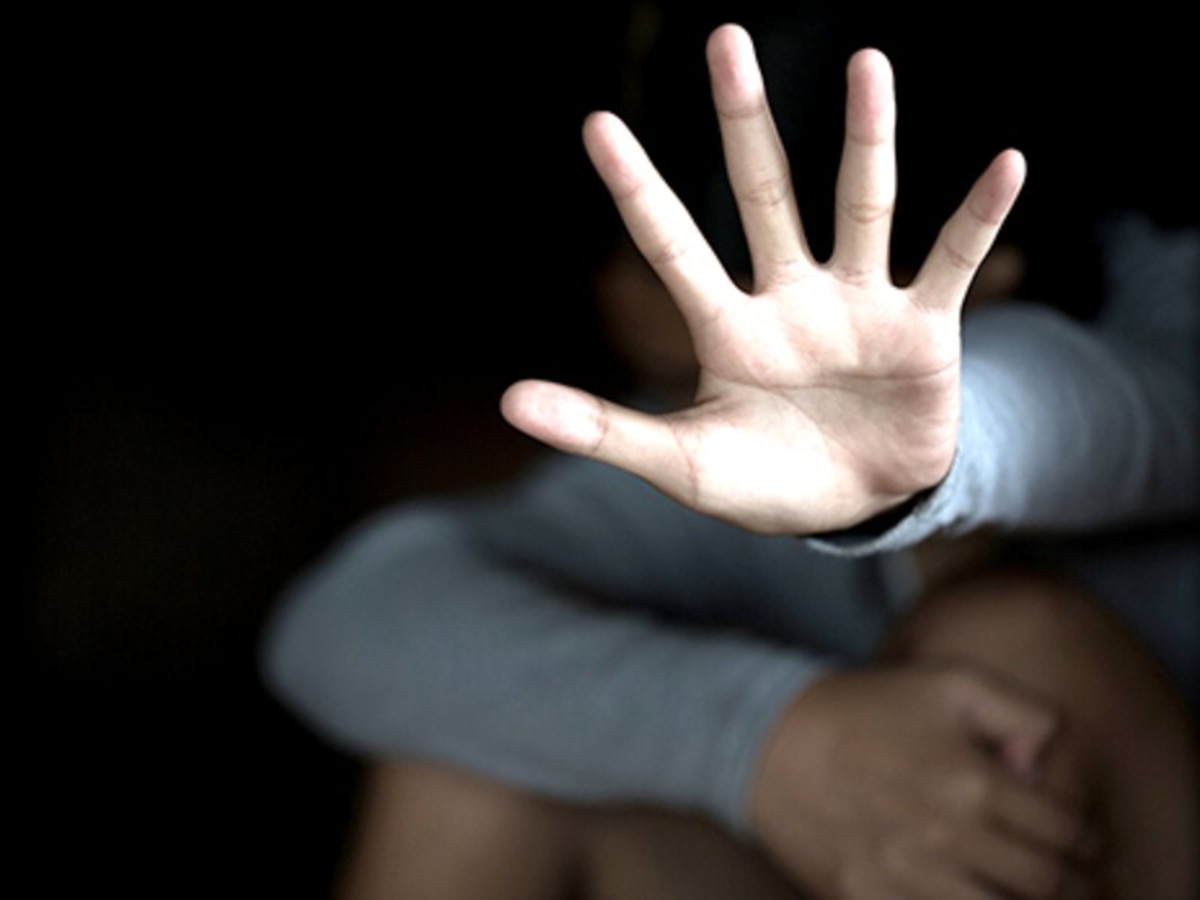 Abusó a la hija de su ex pareja y recibe una condena  sin prisión