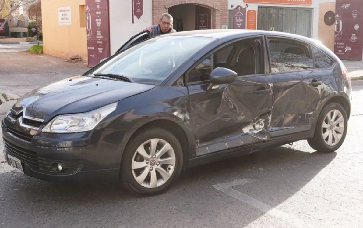 Fuerte choque en Capital, hay una persona herida