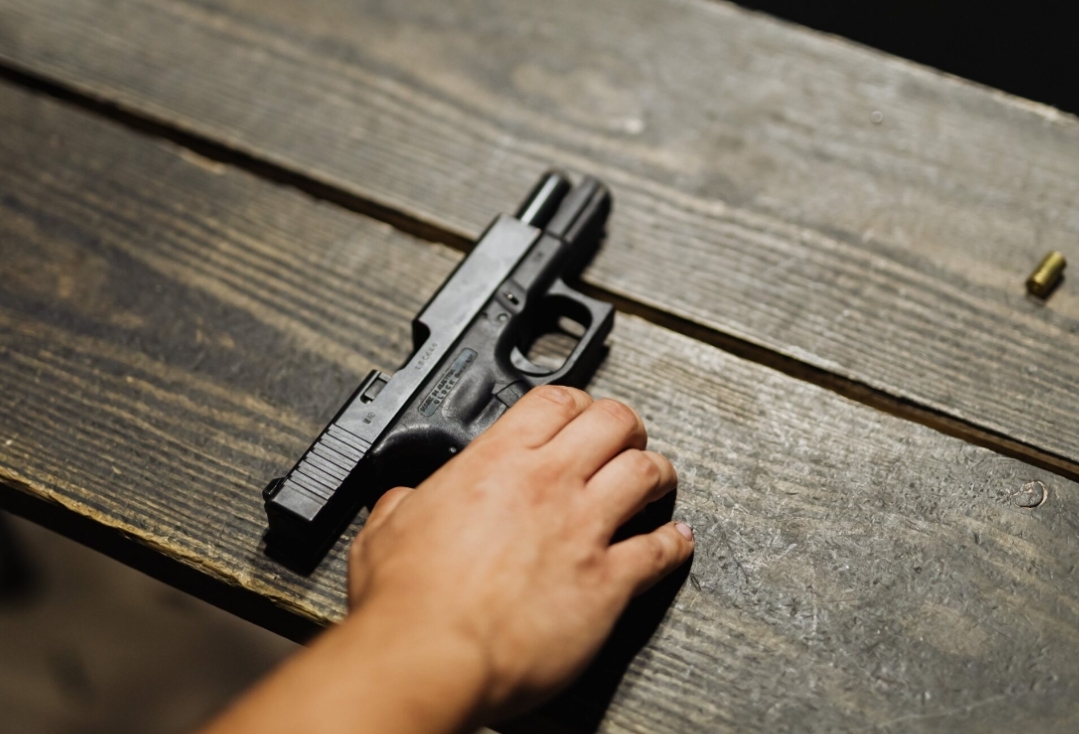 Asistió a la escuela con un arma cargada y cuchillos