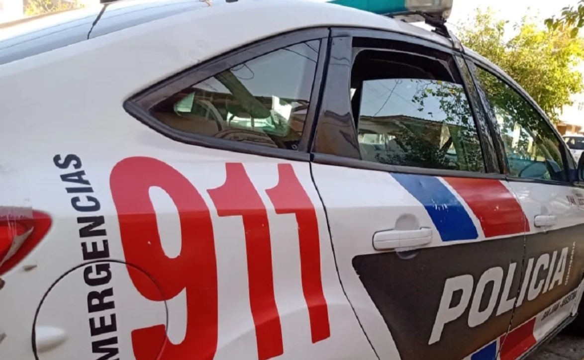 Volvio a su casa y se encontró con el ladrón abajo de la cama