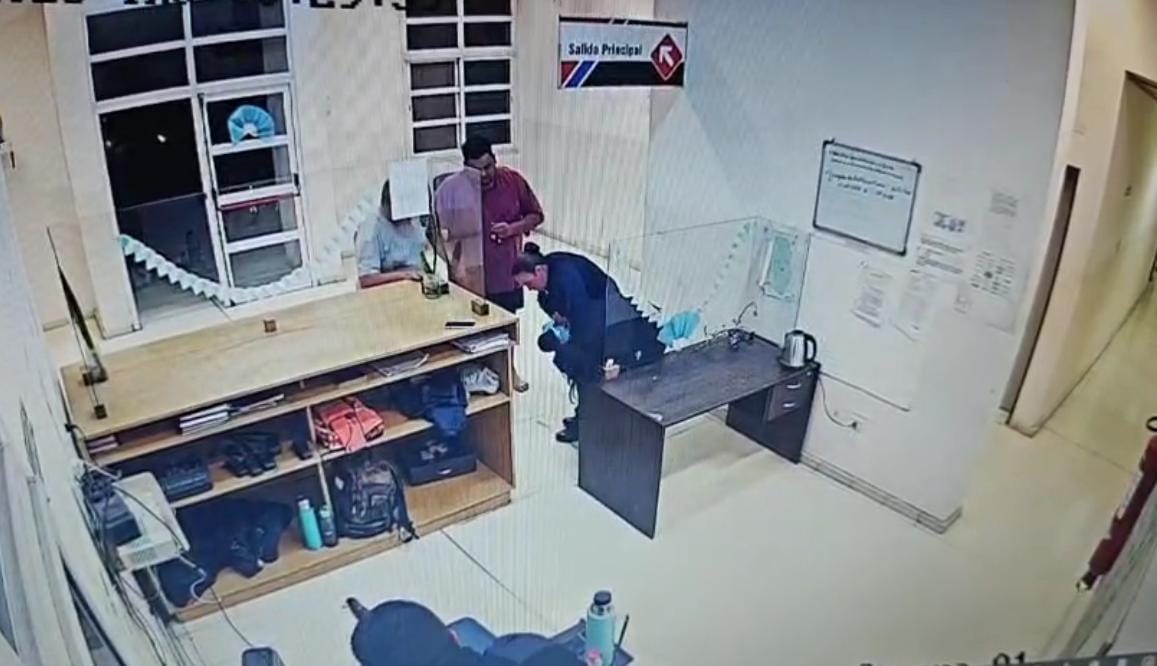 Mira como reacciona una agente de policía ante un Bebé ahogado