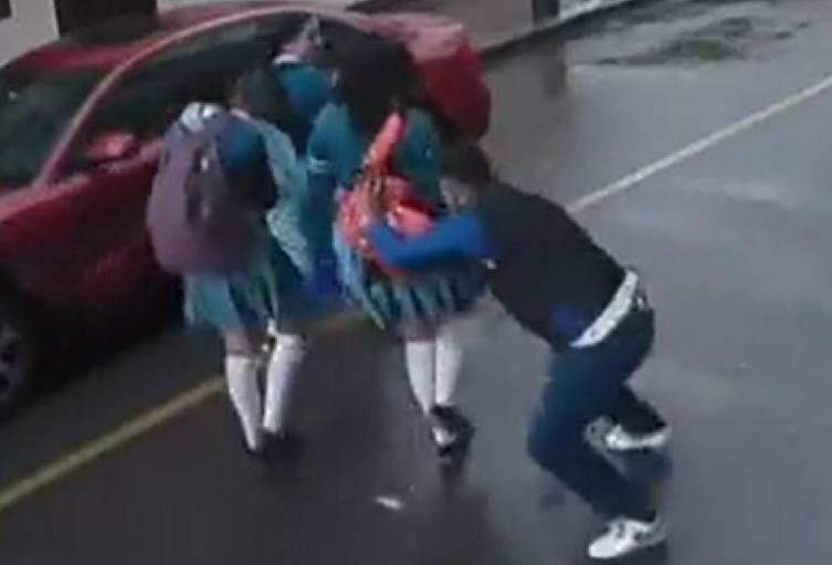 Le roban a estudiantes en Rawson y Pocito