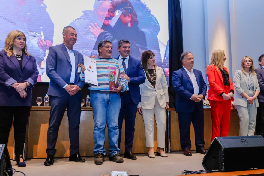Orrego entregó llaves de viviendas y escrituras a familias de distintos departamentos