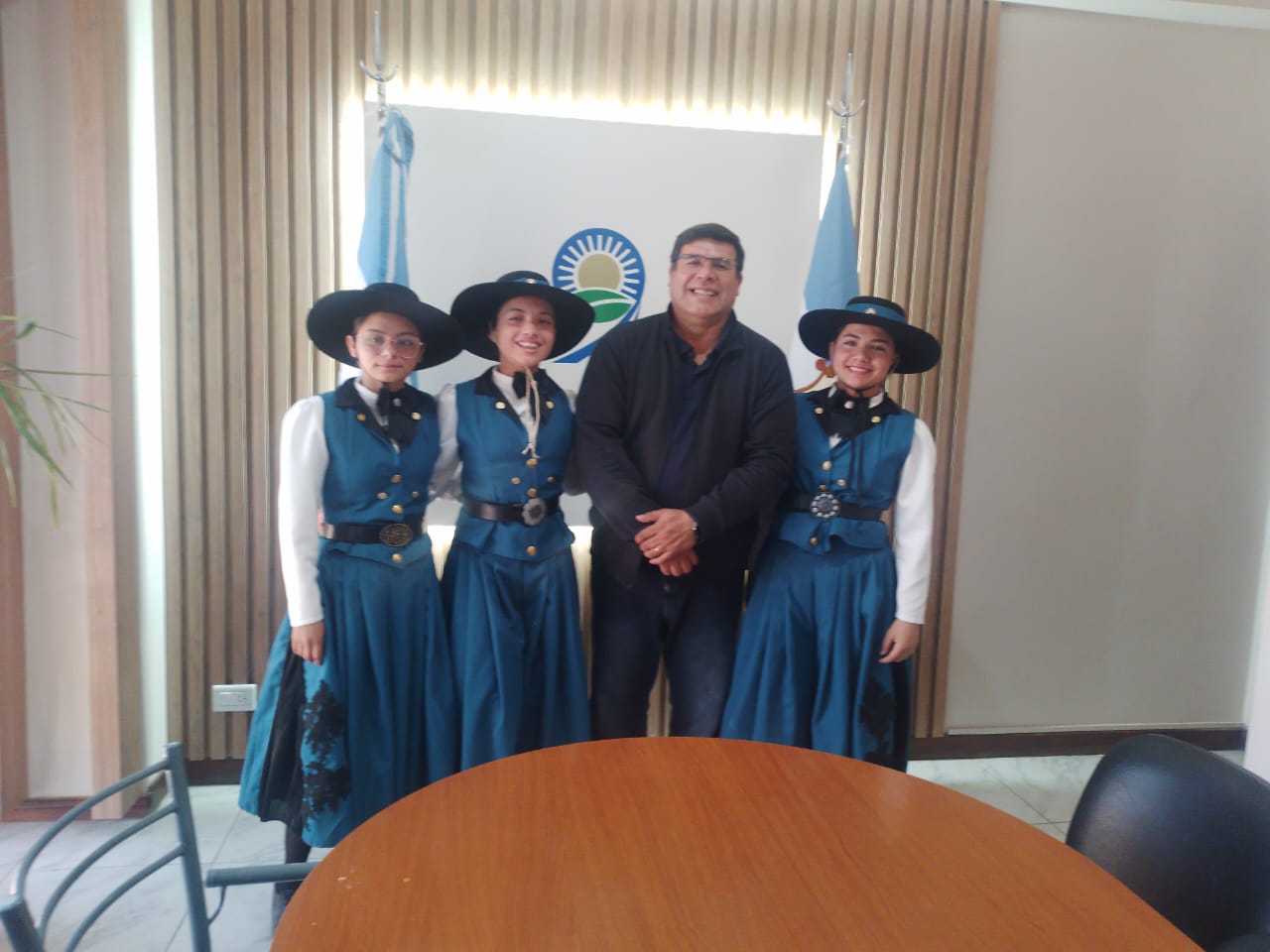 El intendente de 9 de Julio, recibió a bailarines del departamento que viajarán a Córdoba a representar el departamento y la provincia