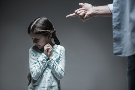 Investigan a una mujer por golpear a su hija