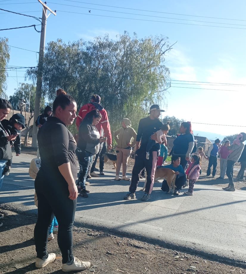 Vecinos de Chacritas cortan calle Zapata en reclamo de Palos, Cemento, Colchones y Camas