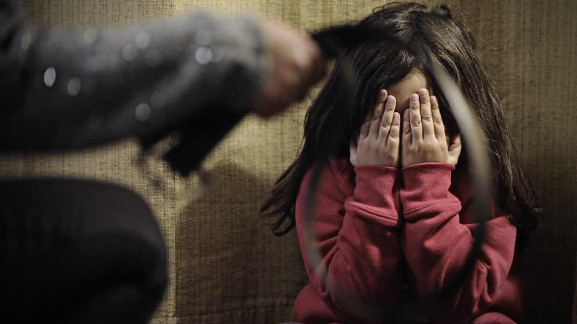 Investigan a una mujer por golpear a su hija