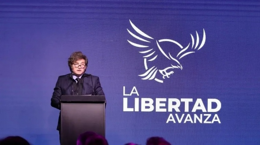 Javier Milei llegó al búnker de La Libertad Avanza en un clima de derrota frente al peronismo