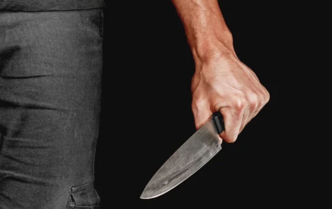 Denuncian a un profesor por usar un cuchillo en un “juego” con un alumno