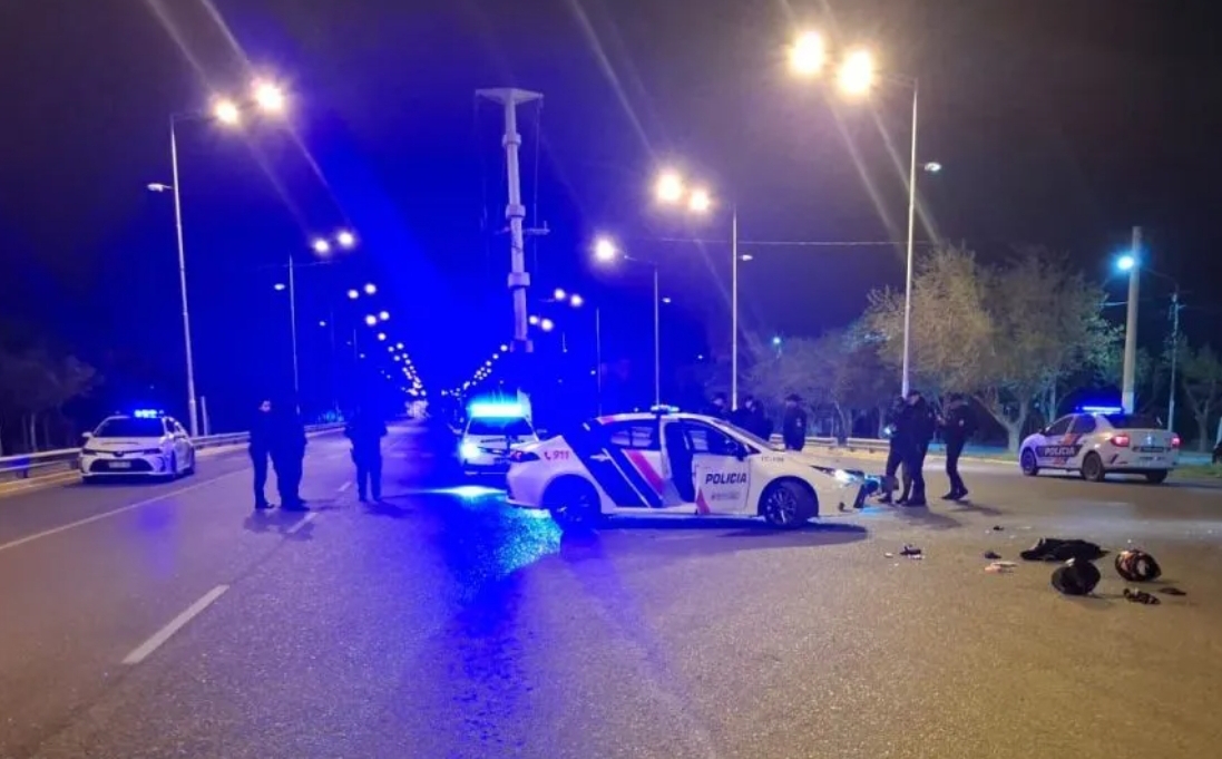 Falleció un joven al impactar contra un patrullero