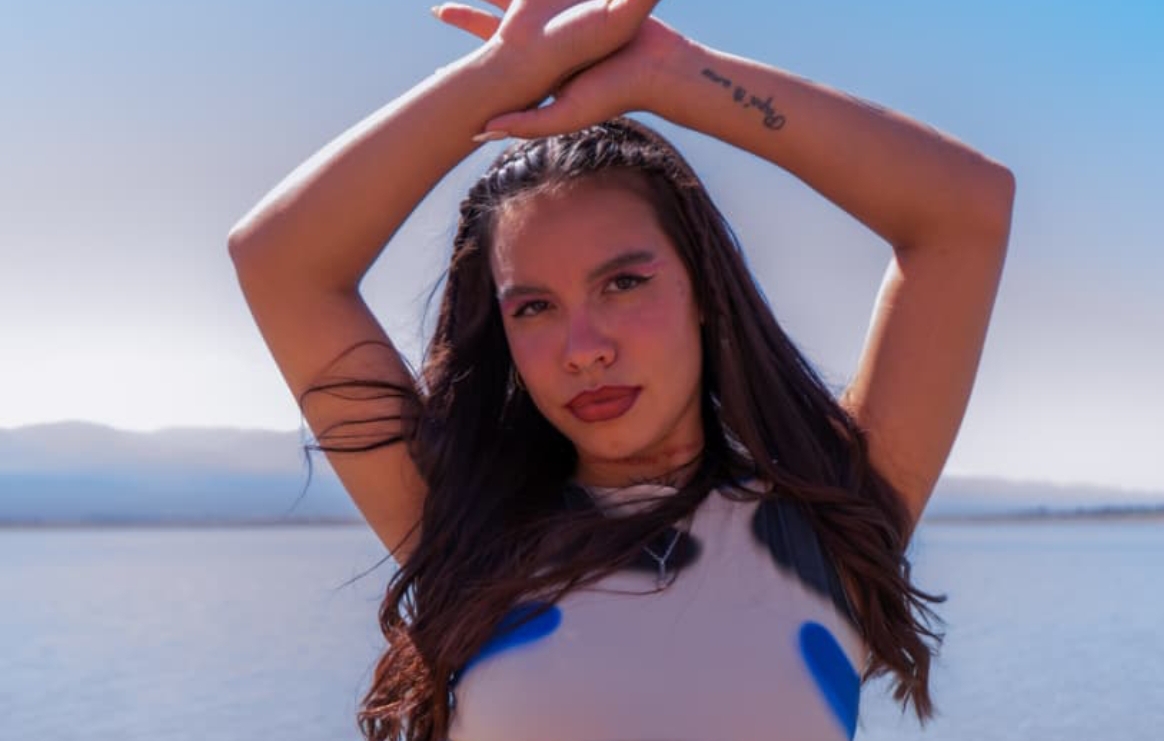 Abril Pelaitay cantante de 9 de julio en el escenario central del “FestiJoven 2025”