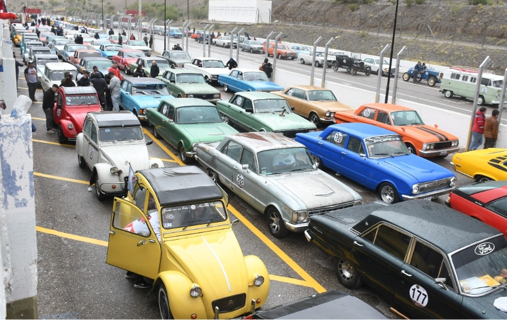 Encuentro Aniversario de autos clásicos en el estacionamiento del velódromo