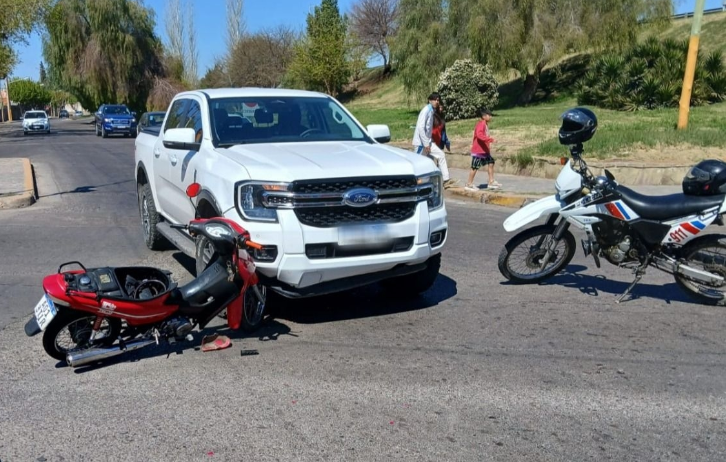 Una camioneta chocó contra una moto en Santa Lucia