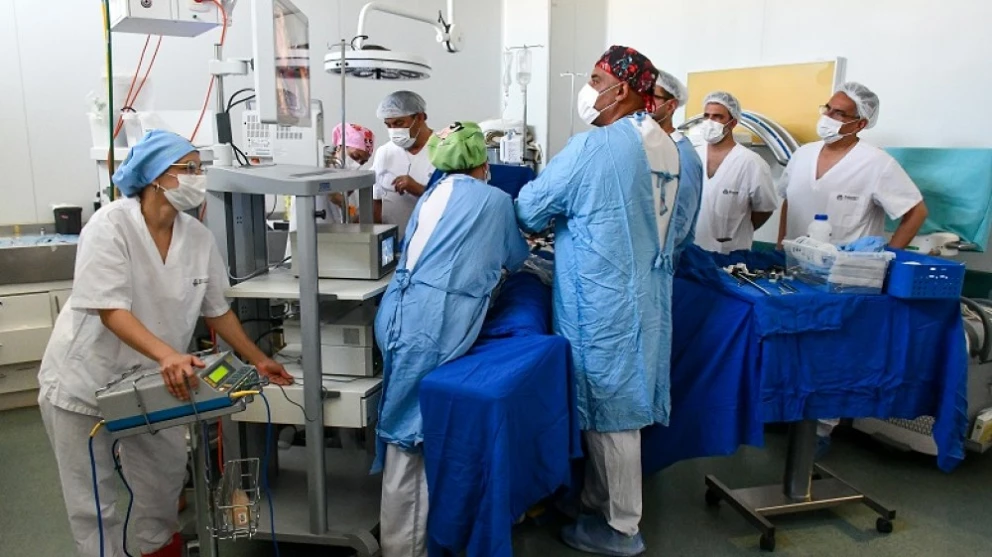 La salud pública crece en Sarmiento con nuevas técnicas laparoscópicas