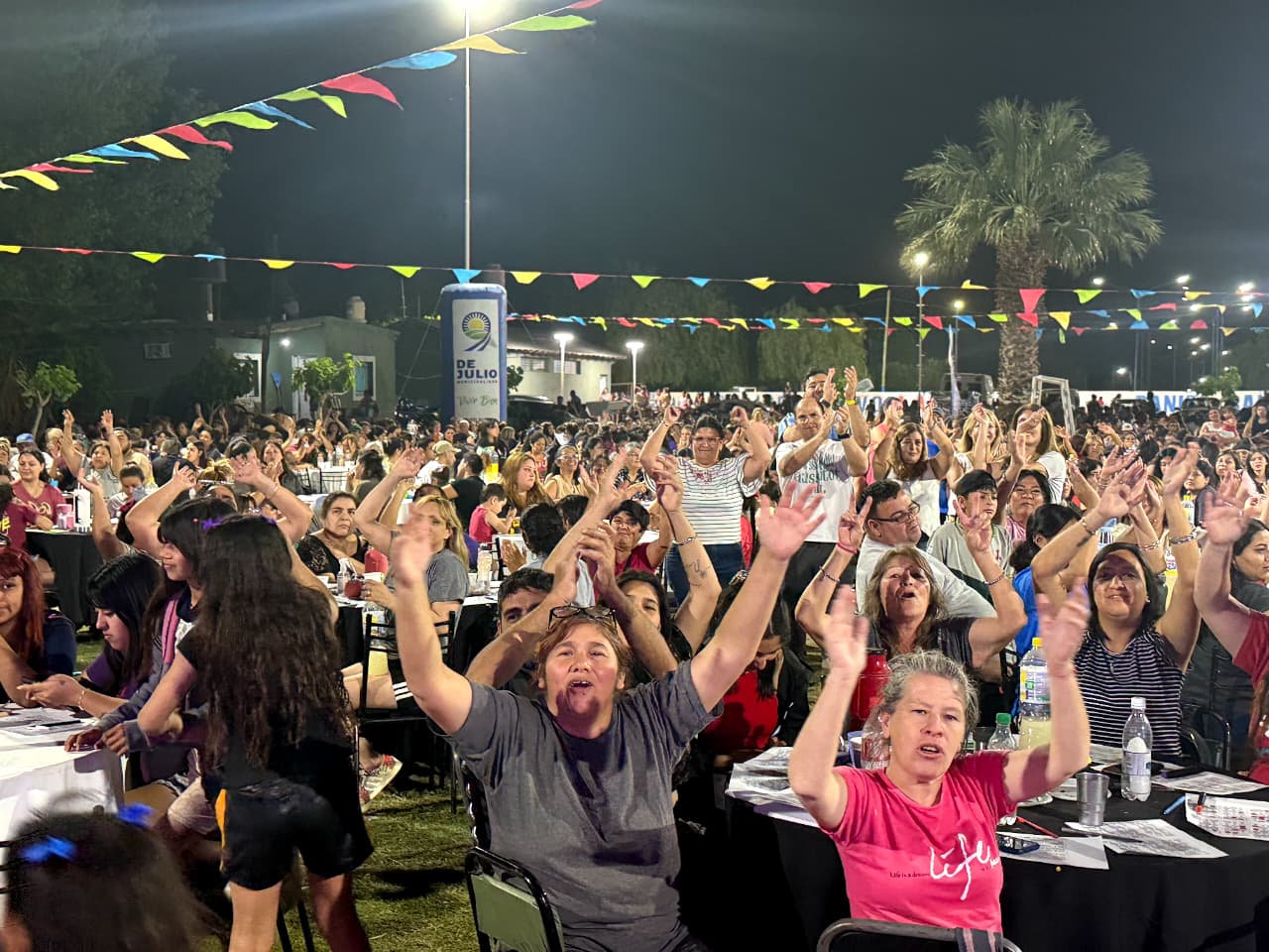 Cerca de 3.000 mamás celebraron el Día de la Madre en el Polideportivo de Las Chacritas