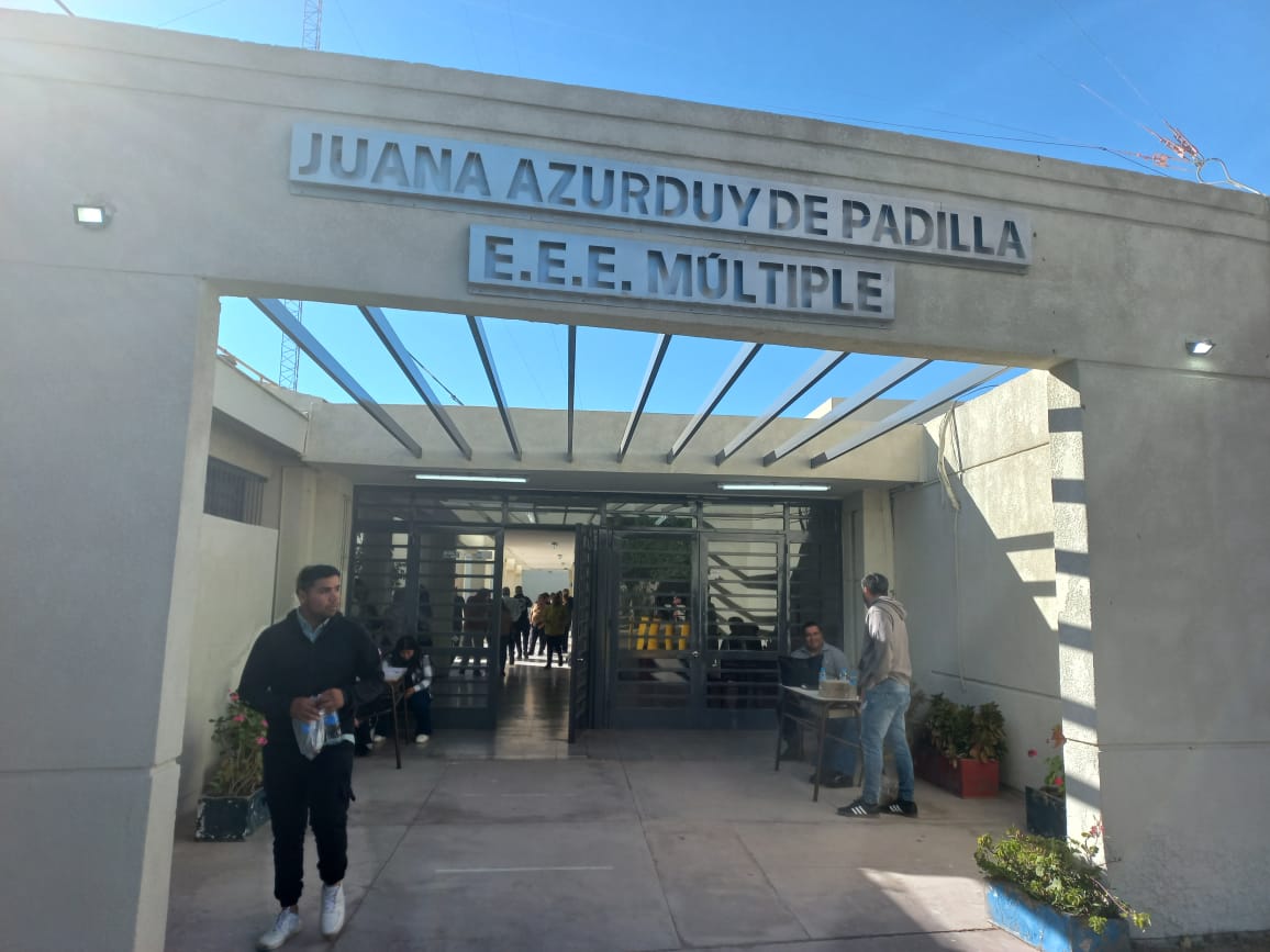 Escuela Juana Azurduy de Padilla: los electores destacaron la rapidez y facilidad del nuevo sistema de votación