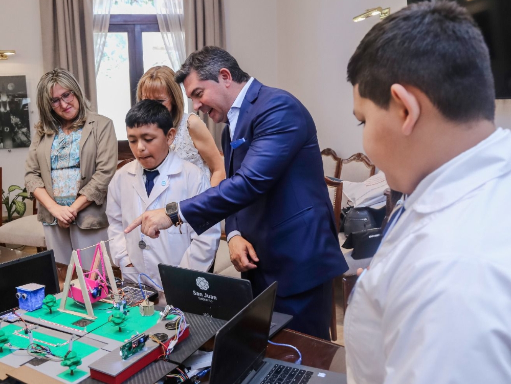 Orrego recibió a los alumnos sanjuaninos ganadores del primer premio nacional de robótica