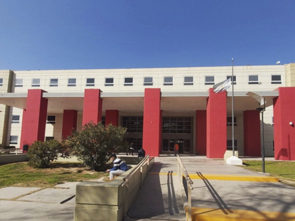 Paquete sospechoso con apariencia de explosivo en el Hospital Rawson