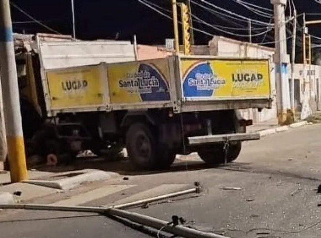 Un camión municipal se estrelló contra una casa