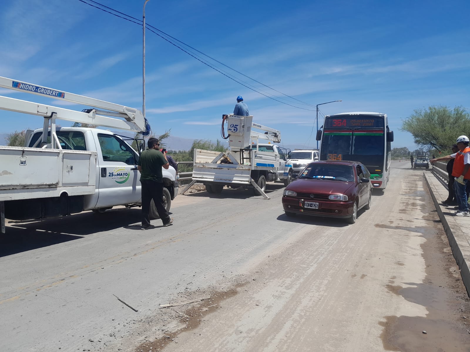 La municipalidad de 25 de Mayo comenzó a embellecer el puente que lo une con 9 de Julio