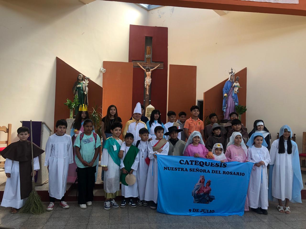 Pequeños santos, grandes corazones: los niños de catequesis llenaron de fe a 9 de Julio