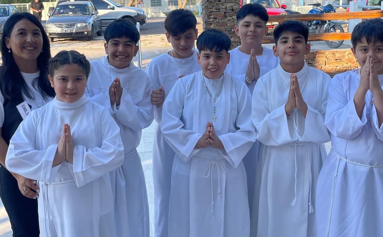 Niños nuevejulinos vivieron con emoción su Primera Comunión en la Capilla Santa Rosa de Lima