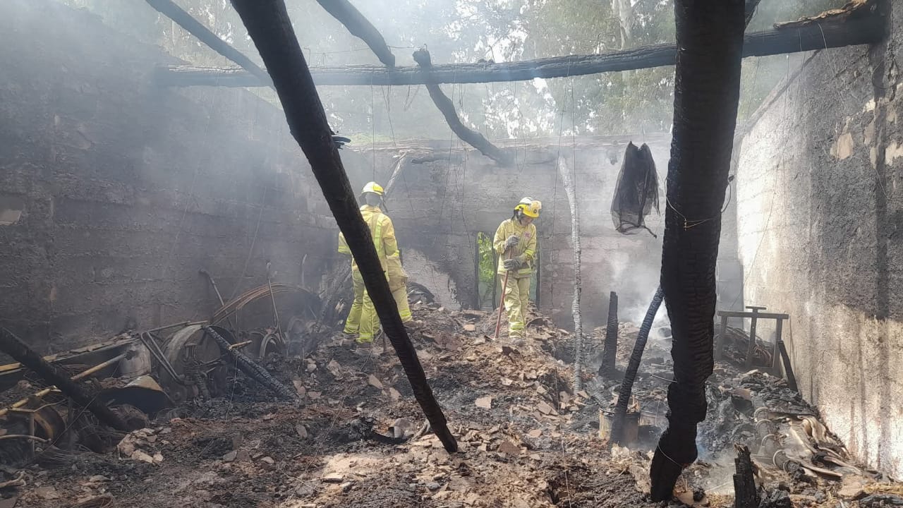 Un galpón de 9 de Julio se incendió y los bomberos voluntarios de Caucete trabajaron para sofocar el fuego