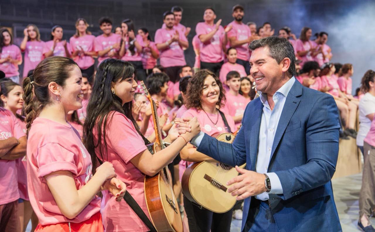 Orrego presenció el ensayo del show central de la FNS y entregó remeras a los artistas