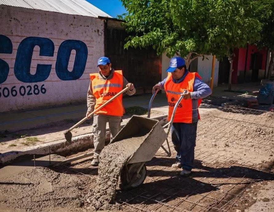 El avance en las obras de banquinas y veredas continúa firme en Santa Lucia