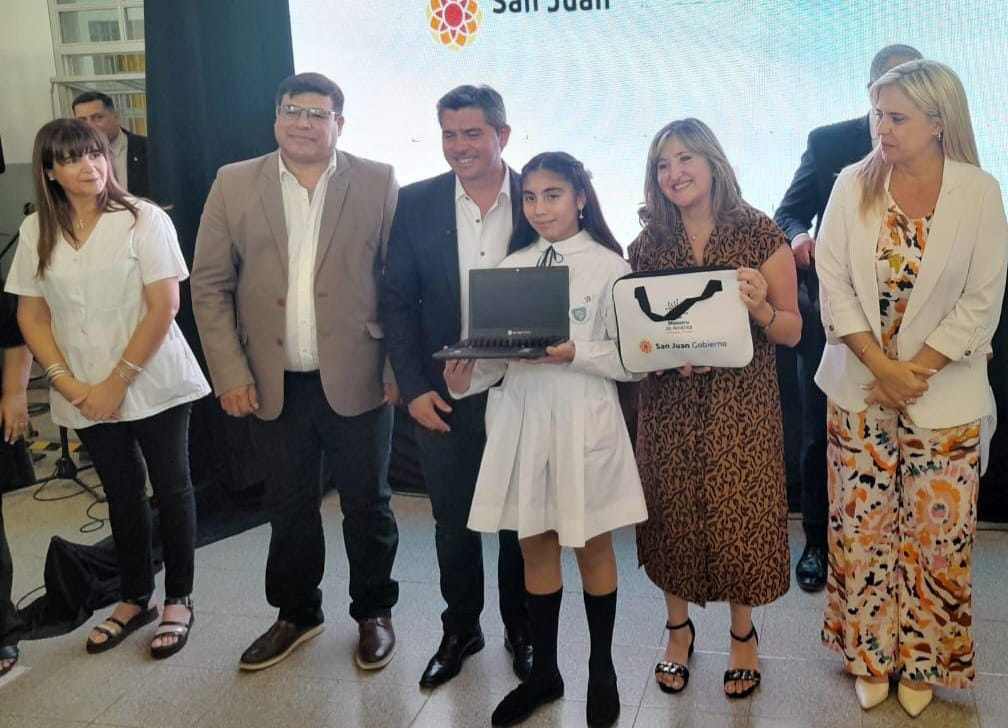 En 9 de Julio y Sarmiento se completó la entrega de 30.000 computadoras a estudiantes y docentes