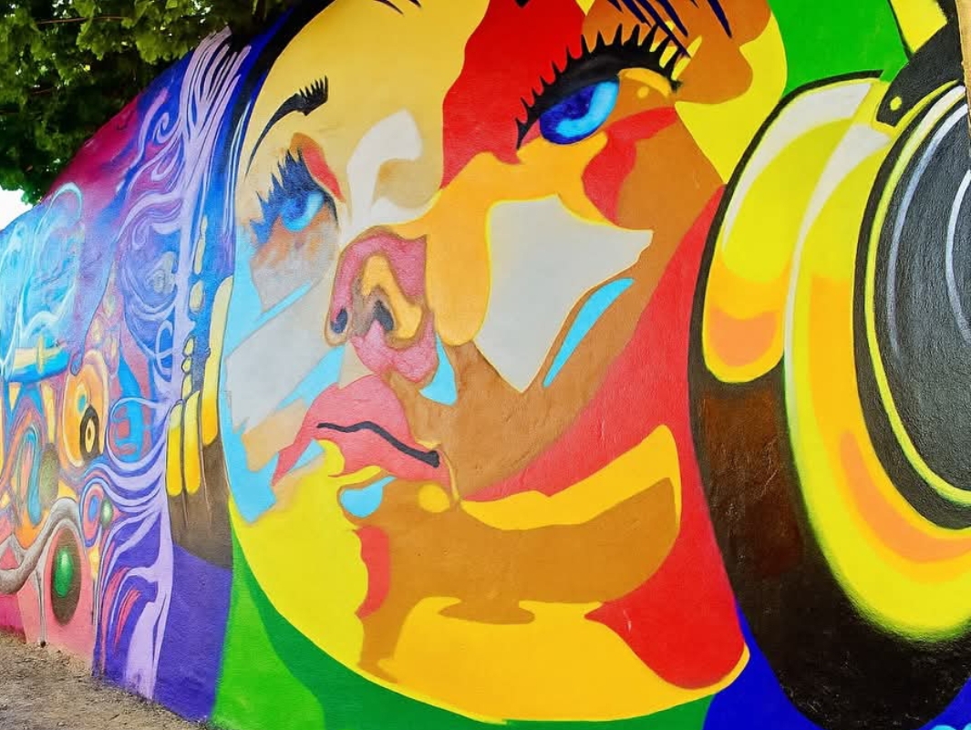 Continúan embelleciendo a Santa Lucia con murales