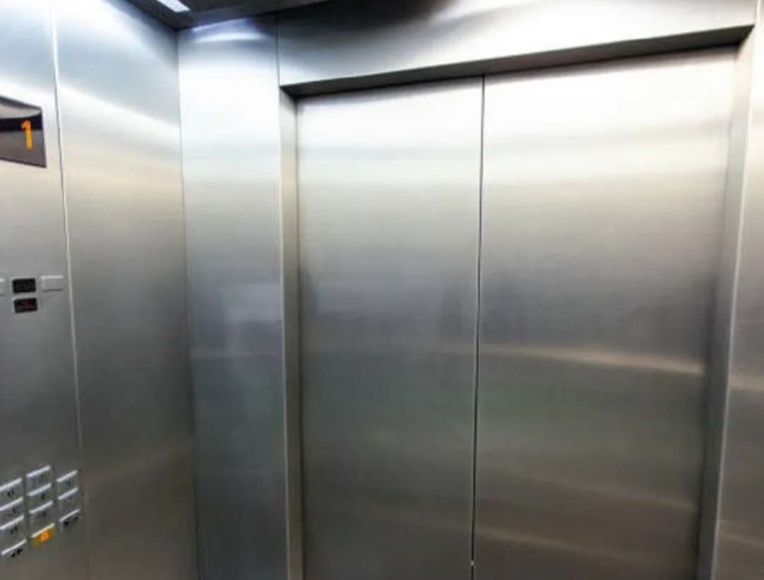 Un bebe de un año falleció tras caer por el hueco de un ascensor