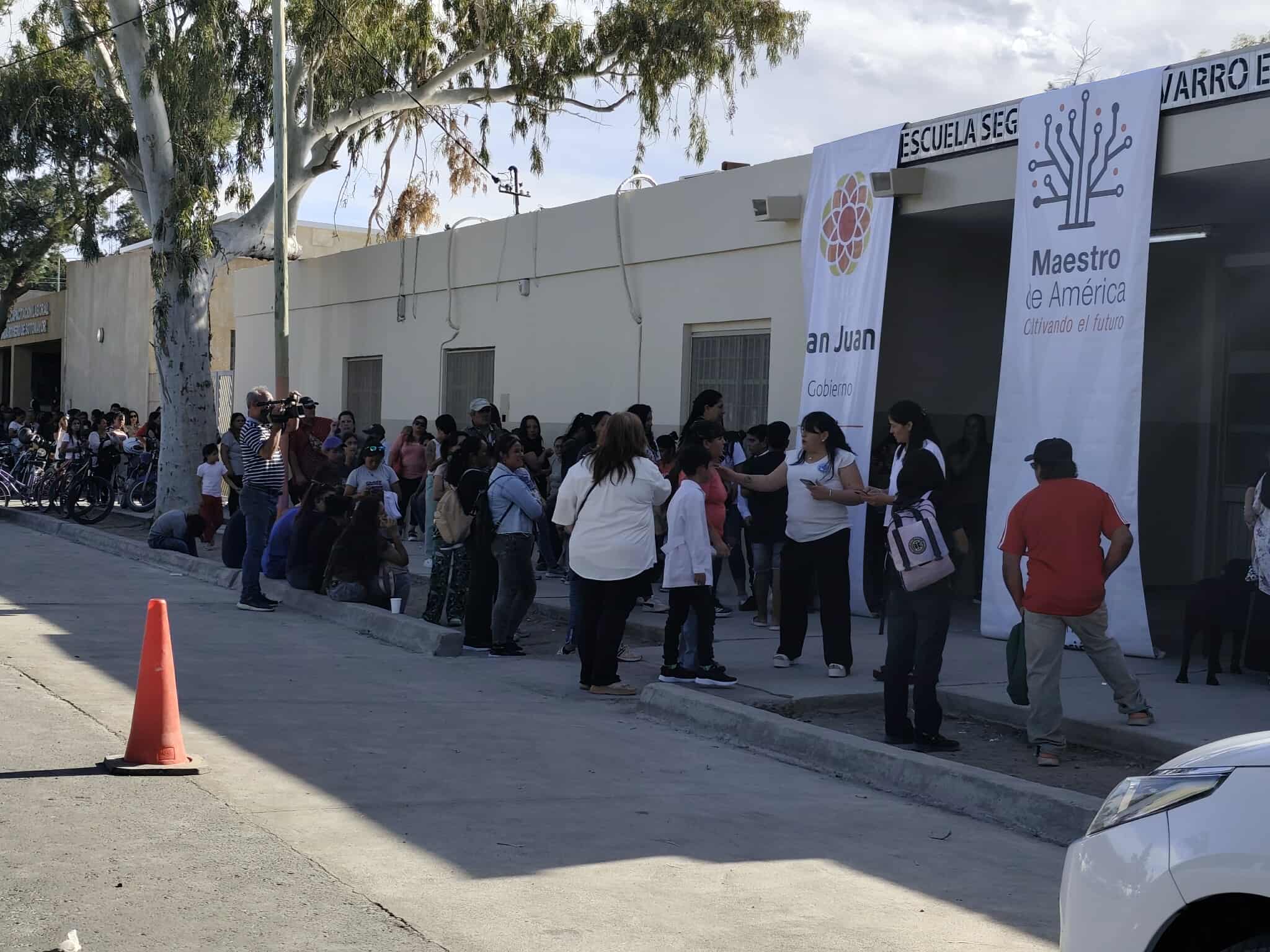 La escuela Segundino Navarro no tiene ningún aire acondicionado y el horario en el cual dictan clases es el peor del verano