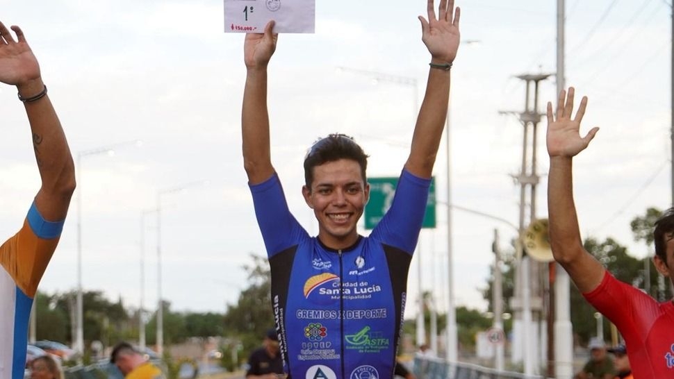 Bajo un calor agobiante, Mauro Domínguez conquistó la Cuatro Puentes