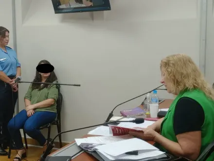 Policía detenida por graves abusos contra dos menores bajo su guarda