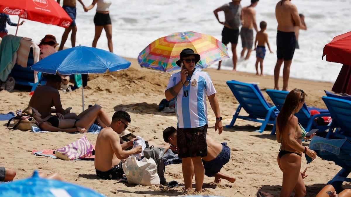 Renaca, 5 de enero 2025.
Turistas disfrutan del dia en la playa de Renaca.
Raul Zamora/Aton Chile