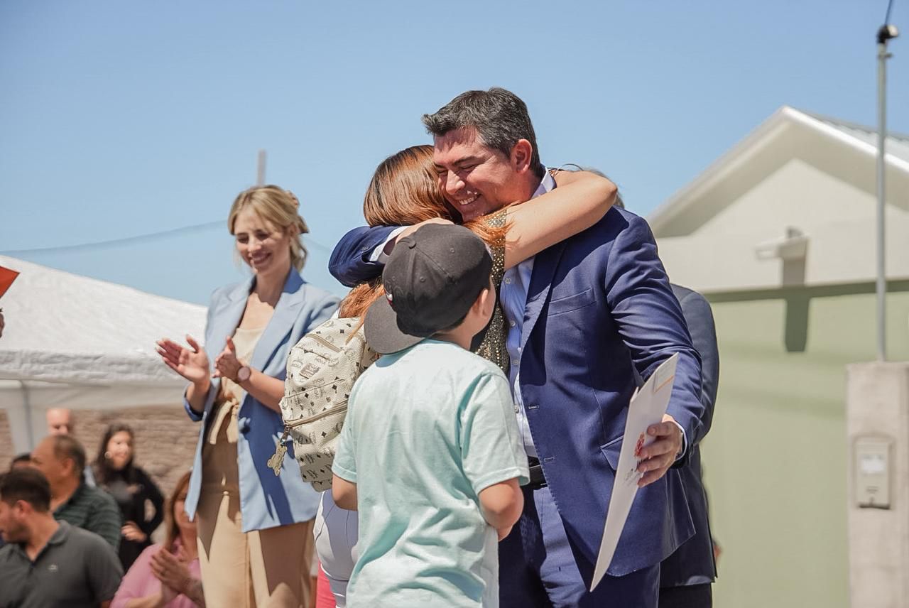 El gobernador encabezó una nueva entrega de viviendas en Rawson