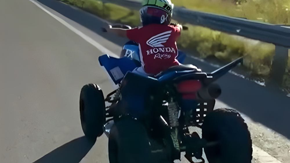 Imprudencia extrema: le sacaron la licencia por viralizar a su hijo manejando un cuatriciclo en una ruta