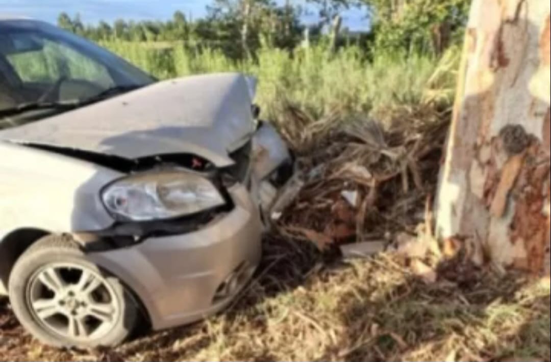 Un exintendente perdió el control de su auto y chocó contra un árbol