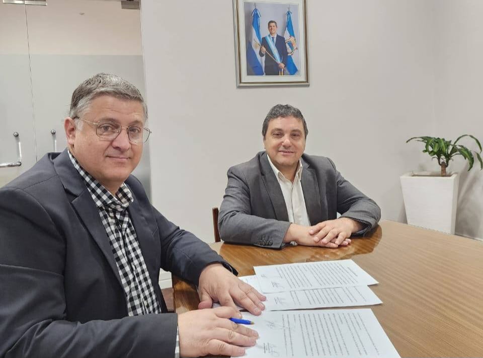 El intendente de 25 de Mayo firmó un convenio clave con el IPV que beneficia a vecinos de Tupelí
