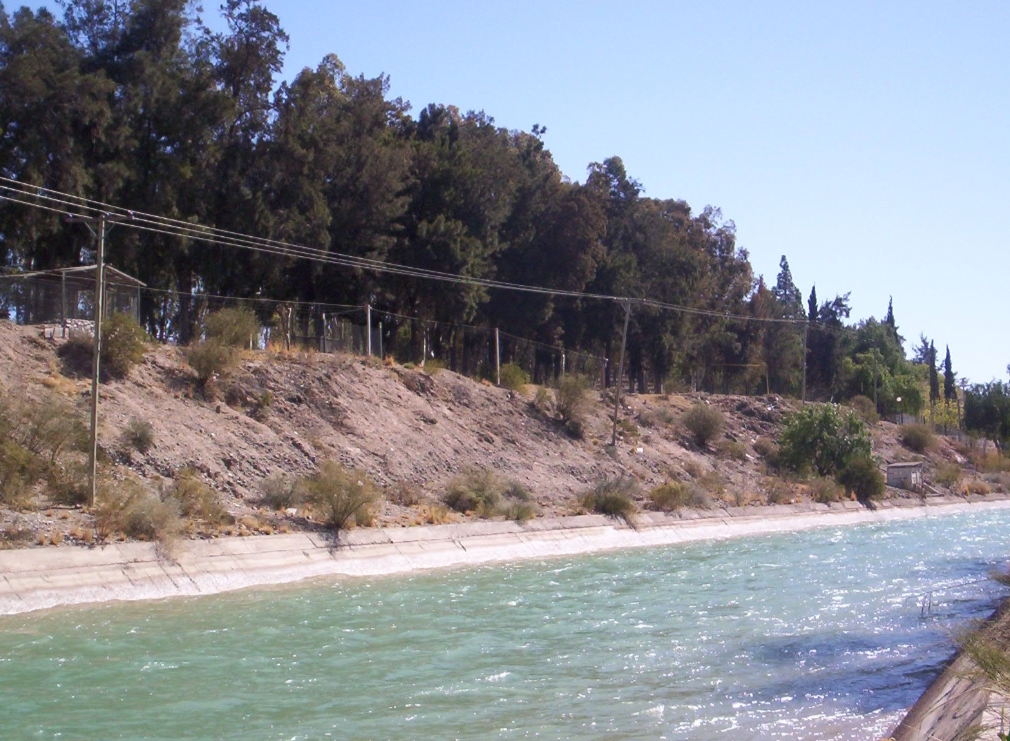 Desborde de canal en el Pinar: 6 familias varadas y bomberos en acción