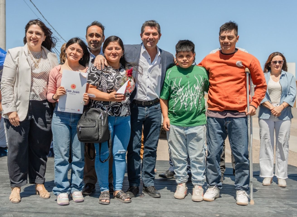 Orrego realizó una nueva entrega de viviendas, esta vez en Iglesia