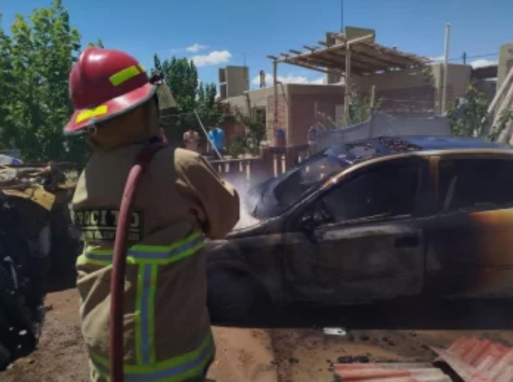 Un niño no paraba de tirar petardos y le incendio el auto a un vecino en Pocito