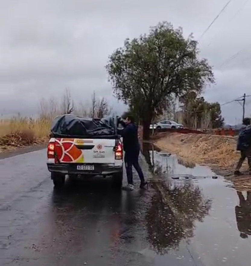 Operativo conjunto del Gobierno de San Juan y la Municipalidad de Rivadavia para asistir a familias afectadas por el temporal