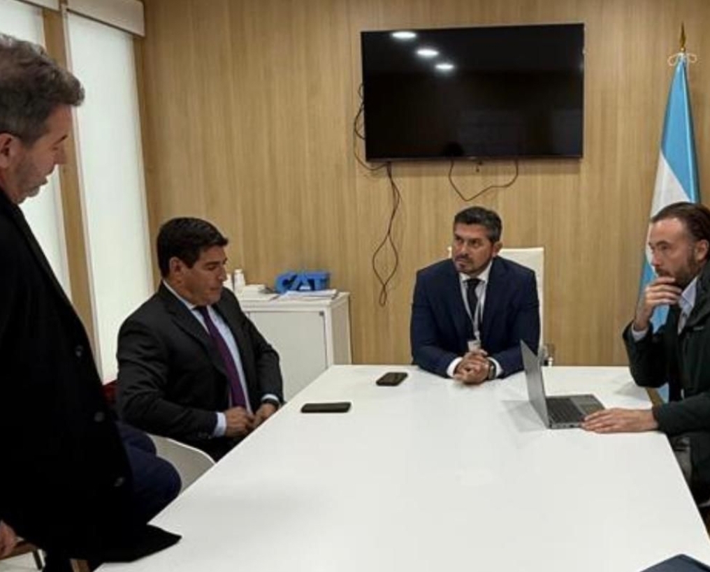 En España, el gobernador se reunió con operadores turísticos del sector privado