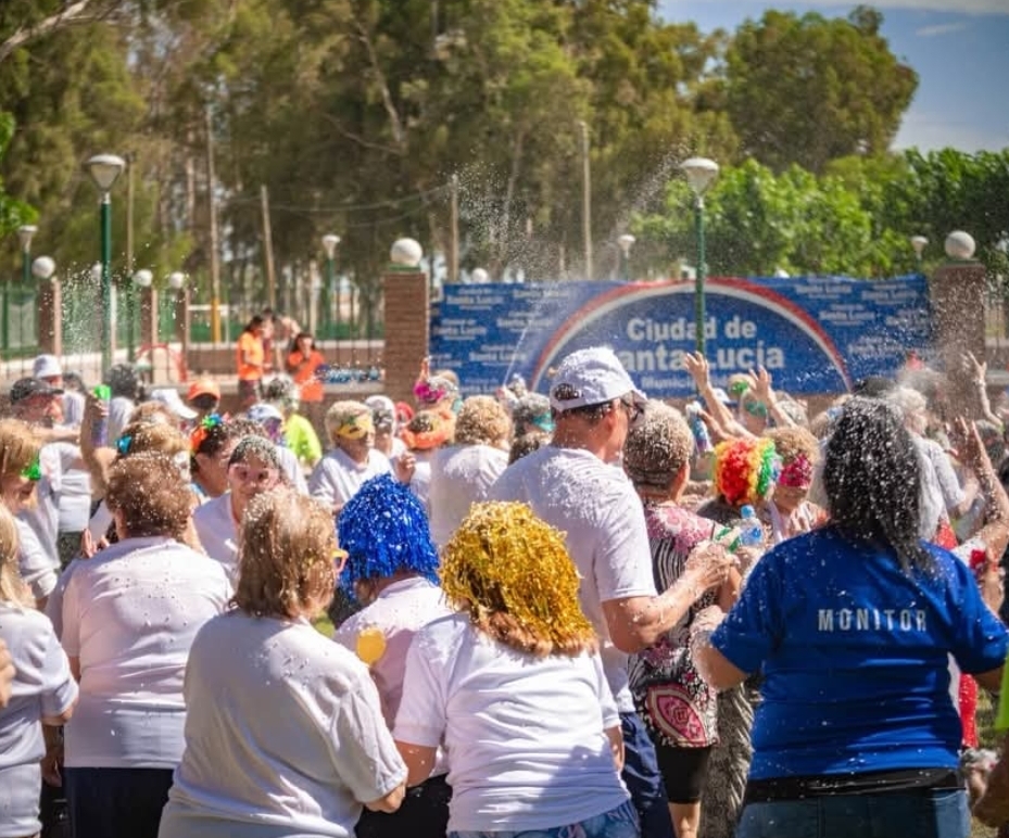 Risas, colores y mucha diversión en la colonia de Santa Lucía