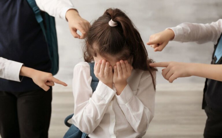 bullying-proteccion-infantil-acoso-escolar-prevencion-bullying-familias-seguras-ciberbullying-educacion-emocional-senales-padre-hijos-stop-bullying-REMAR-ONG-1080x675